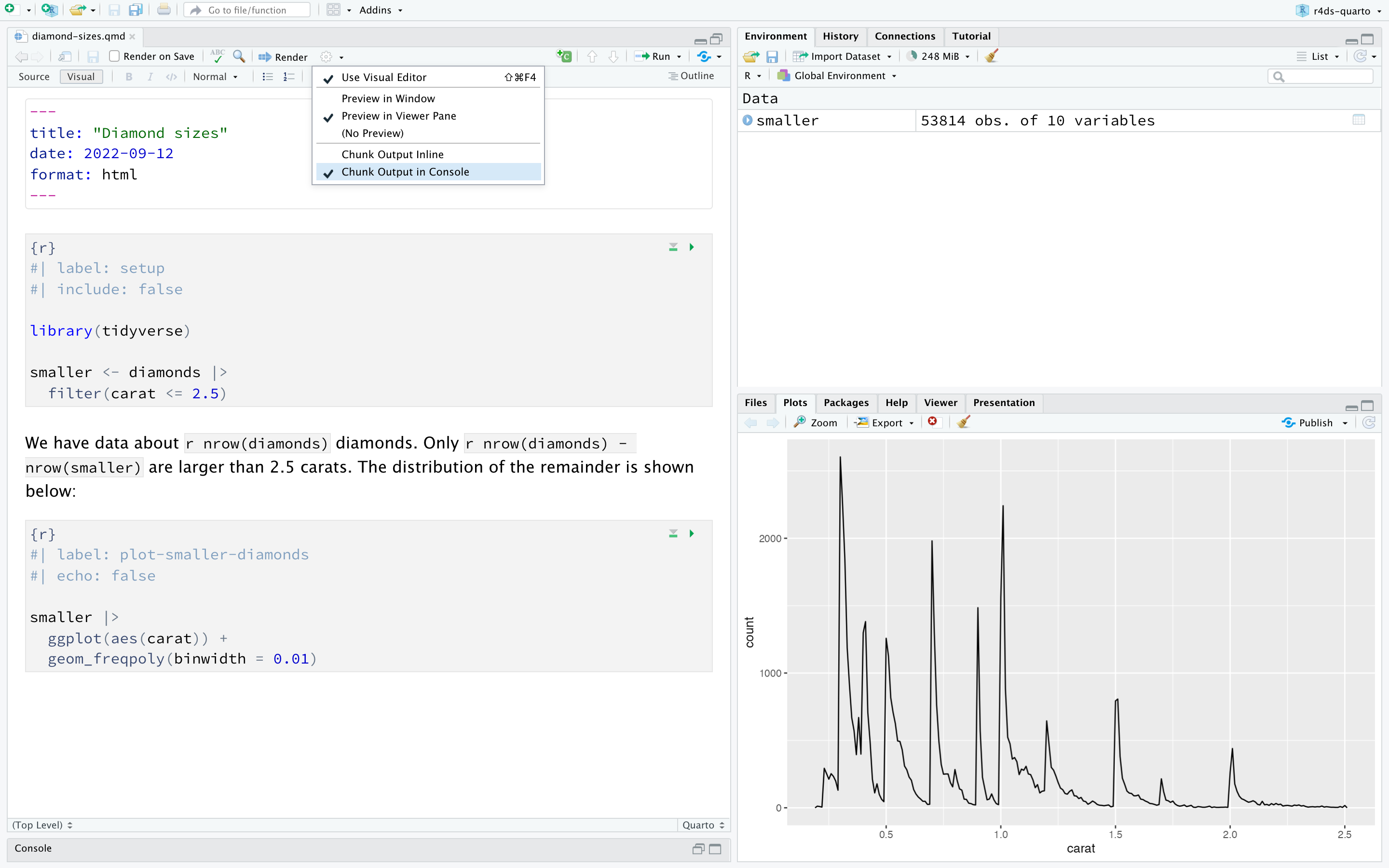 RStudio 窗口,左侧是名为 "diamond-sizes.qmd" 的 Quarto 文档, 右下角是“绘图”窗格。Quarto 文档中有一个代码块, 用于创建重量小于 2.5 克拉的钻石的频率图。 该图显示在“绘图”窗格中,并显示随着重量的增加,频率降低。 RStudio 中“在控制台中显示代码块输出”的选项也被高亮显示。